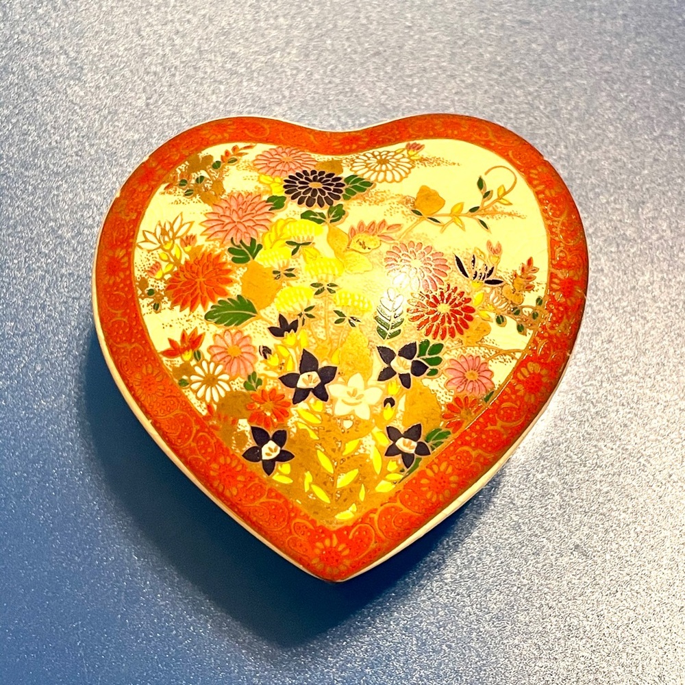 Satsuma Antique Heart Lidded Dish